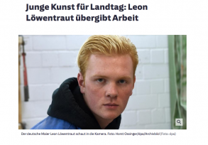 Junge Kunst für Landtag: Leon Löwentraut übergibt Arbeit